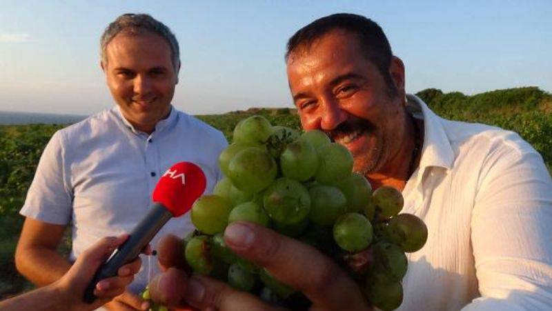 Ata Demirer’den Cavuş Üzümü Sloganı: Kargalar Yimeden Sen Yi