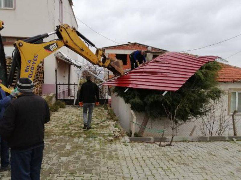 Biga'da Fırtına Nedeniyle 5 Katlı Binanın Çatısı Uçtu