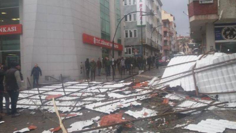 Biga'da Fırtına Nedeniyle 5 Katlı Binanın Çatısı Uçtu