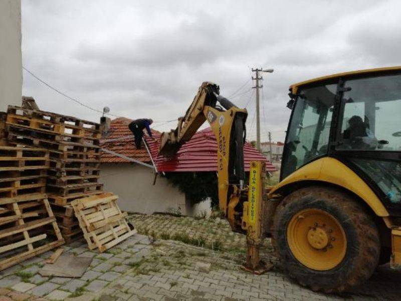 Biga'da Fırtına Nedeniyle 5 Katlı Binanın Çatısı Uçtu