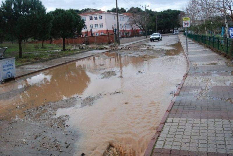 Bayramiç'te Şiddetli Yağış Hayatı Felç Etti