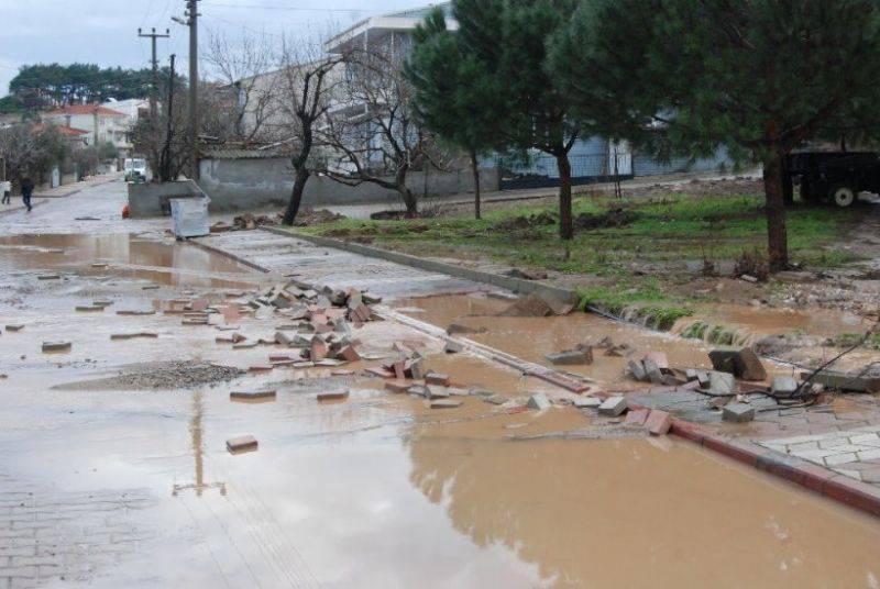 Bayramiç'te Şiddetli Yağış Hayatı Felç Etti