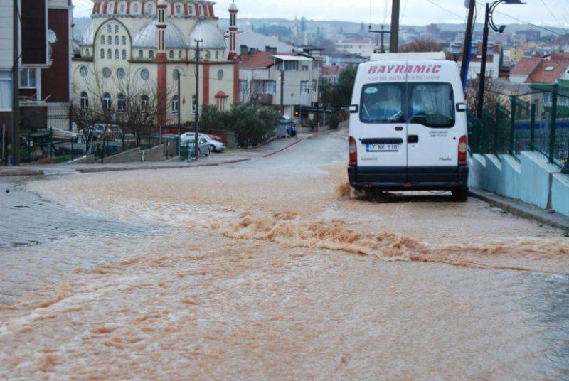 Bayramiç'te Şiddetli Yağış Hayatı Felç Etti