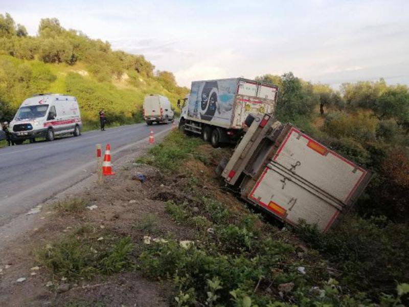 Kamyonet, Kamyonun Dorsesine Çarptı: 6 Yaralı