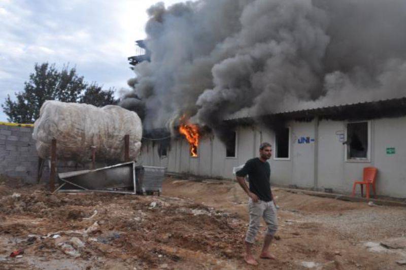 İnşaat İşçilerinin Kaldığı Prefabrik Yatakhaneler Yandı