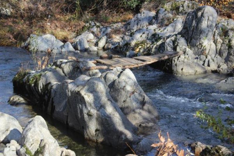 Yolu 4 Kilometre Kısaltmak İçin Dere Üzerine Yaptığı Köprü, Canından Etti