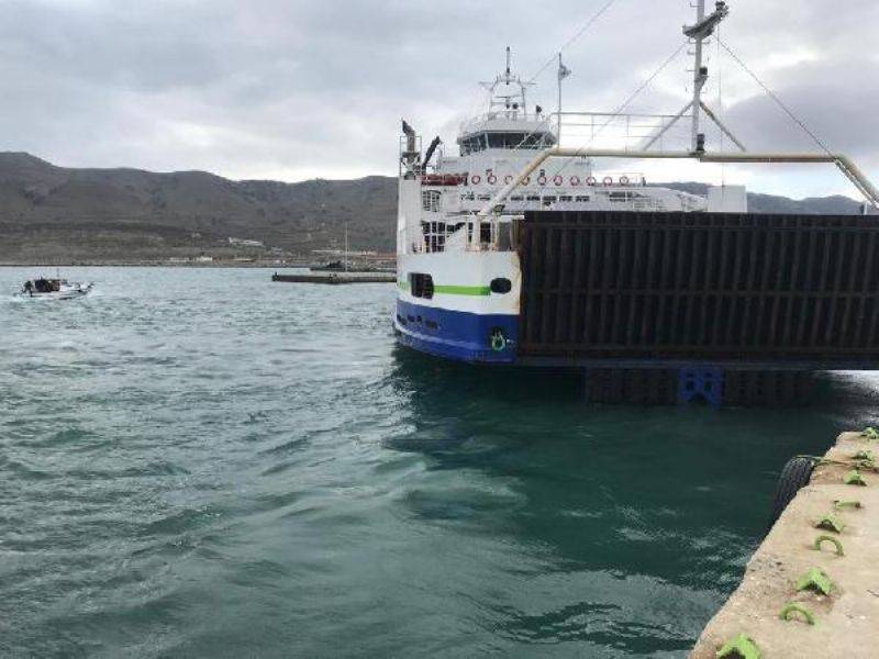 Gökçeada'da Feribot İskeleye Yanaşırken Makine Arızası Yaptı