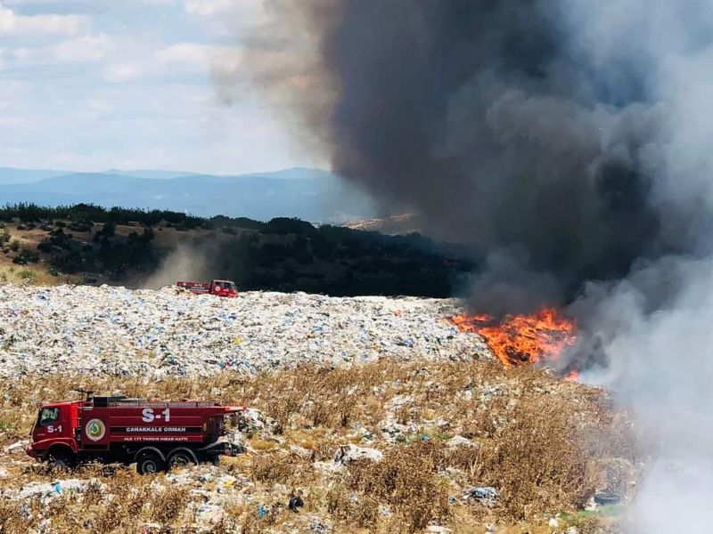 Ezine'de Çöplükte Yangın; Havadan ve Karadan Müdahale Ediliyor