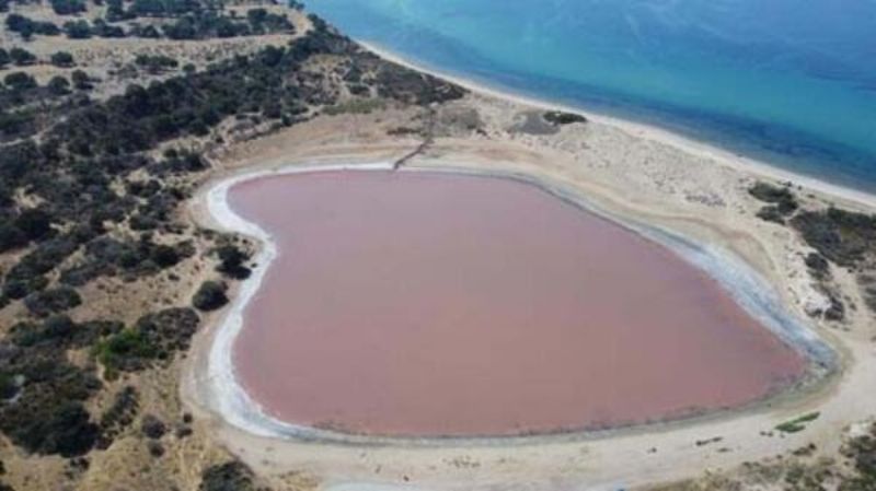 Çanakkale'de 'Kalpli Göl', Pembe Renge Büründü