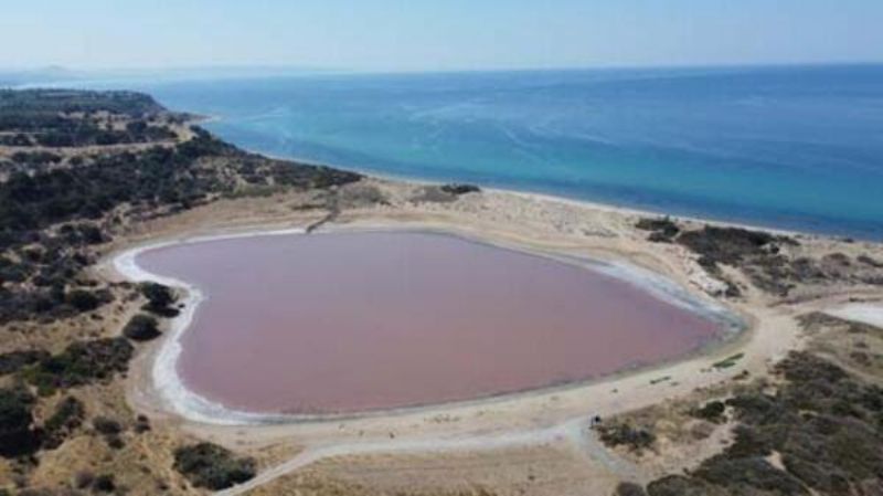 Çanakkale'de 'Kalpli Göl', Pembe Renge Büründü