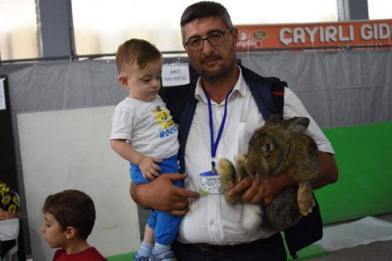 Fuarda 8 Kiloluk Tavşan, 'Gülen' Horoz ve 2 Bin TL'lik Kara Tavuk İlgi Gördü