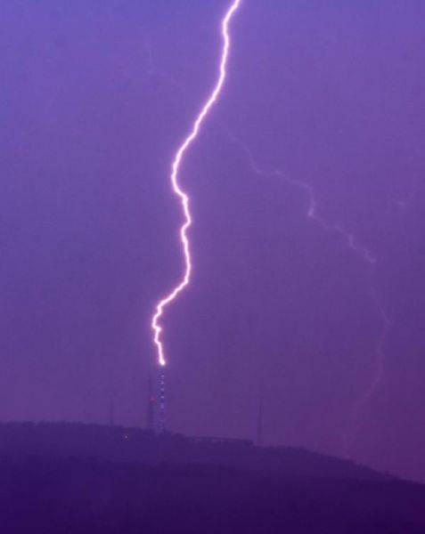 Televizyon Verici Kulesi Üzerine Düşen Yıldırımı Fotoğrafladı