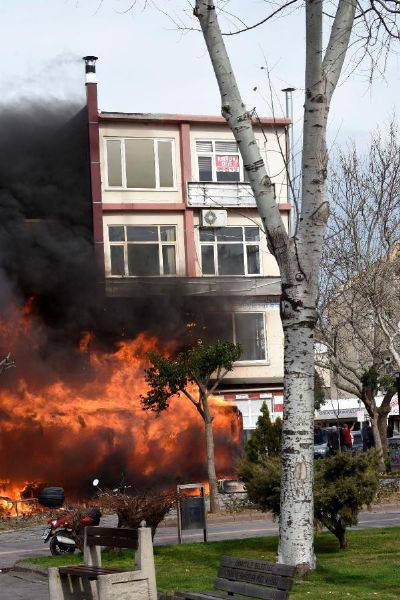 Kafede Çıkan Yangın Yandaki Binalara Sıçradı