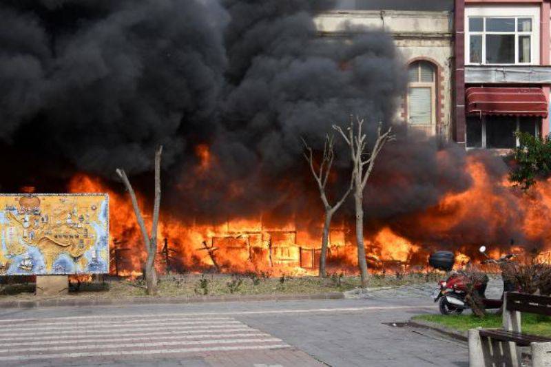 Kafede Çıkan Yangın Yandaki Binalara Sıçradı