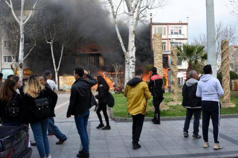 Kafede Çıkan Yangın Yandaki Binalara Sıçradı