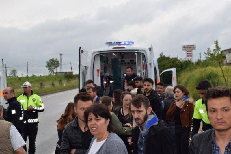 Üniversite Öğrencilerini Taşıyan Minibüs Devrildi: 25 Yaralı