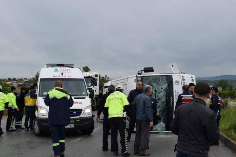 Üniversite Öğrencilerini Taşıyan Minibüs Devrildi: 25 Yaralı