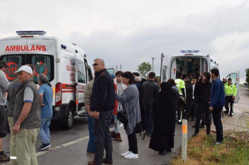 Üniversite Öğrencilerini Taşıyan Minibüs Devrildi: 25 Yaralı