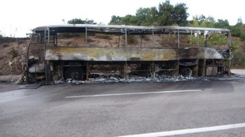 Motoru Tutuşan Yolcu Otobüsü Kül Oldu, Alevler Ormana Sıçradı