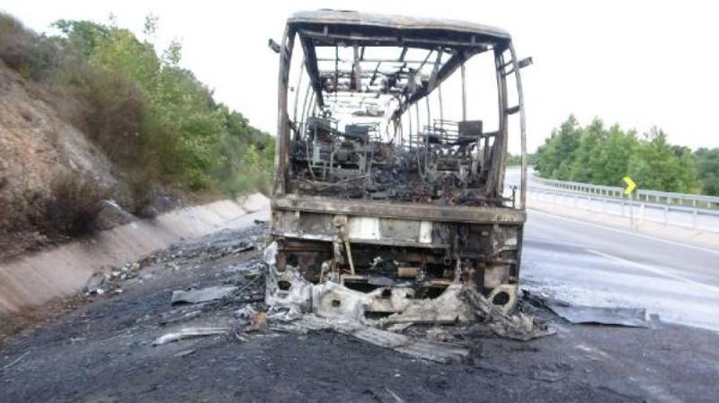 Motoru Tutuşan Yolcu Otobüsü Kül Oldu, Alevler Ormana Sıçradı