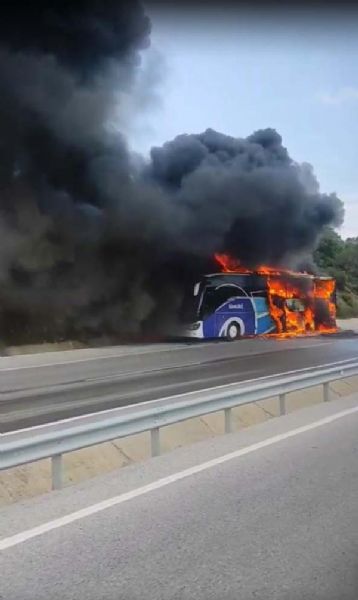 Motoru Tutuşan Yolcu Otobüsü Kül Oldu, Alevler Ormana Sıçradı