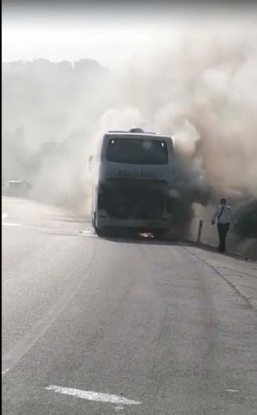 Motoru Tutuşan Yolcu Otobüsü Kül Oldu, Alevler Ormana Sıçradı