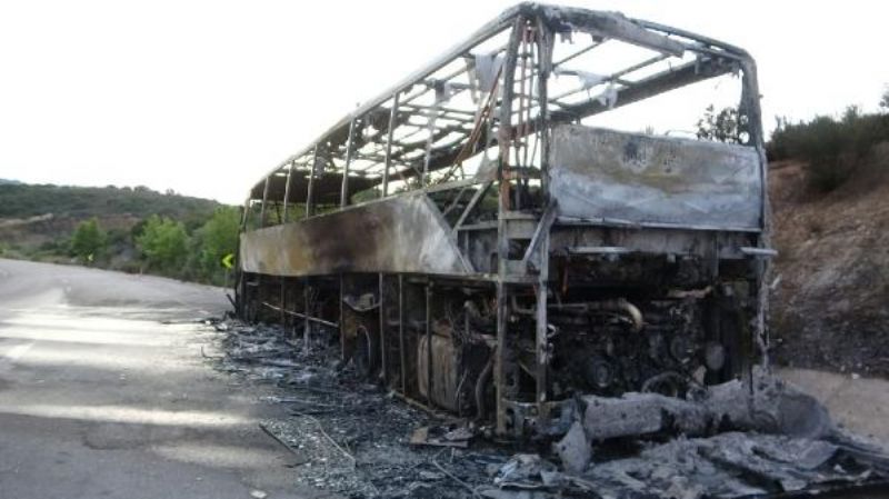 Motoru Tutuşan Yolcu Otobüsü Kül Oldu, Alevler Ormana Sıçradı