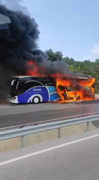 Motoru Tutuşan Yolcu Otobüsü Kül Oldu, Alevler Ormana Sıçradı