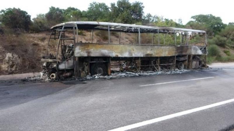 Motoru Tutuşan Yolcu Otobüsü Kül Oldu, Alevler Ormana Sıçradı