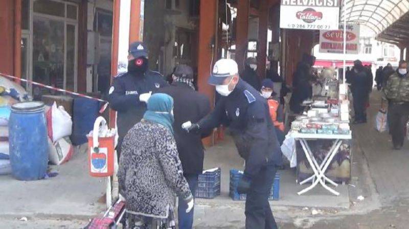 Bayramiç İlçe Pazarında Önlemler Artırıldı, Kuyruk Uzadı