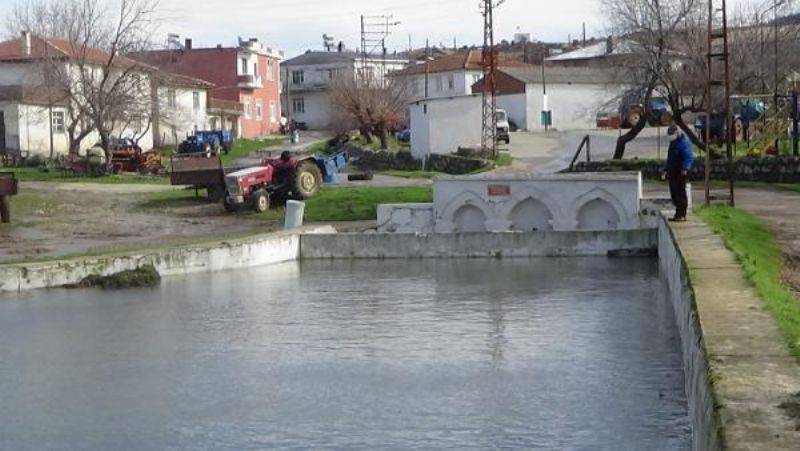 Kazdağları Eteklerindeki Köyün Her Yerinden Su Çıkıyor