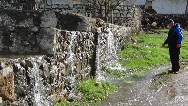 Kazdağları Eteklerindeki Köyün Her Yerinden Su Çıkıyor