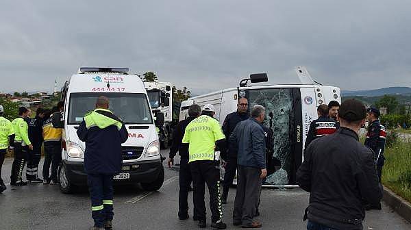 Üniversite Öğrencilerini Taşıyan Minibüs Devrildi: 25 Yaralı