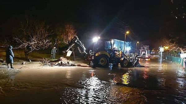 Bayramiç'te Sağanak Yağmurda Ev ve İş Yerlerini Su Bastı