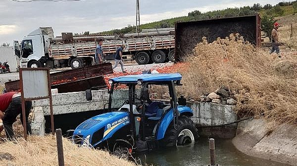 TIR'ın Çarptığı Traktör Su Kanalına Uçtu: 2’si Ağır 5 Yaralı