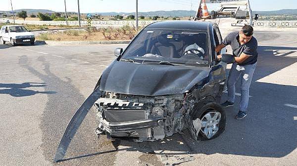 Çanakkale'de İki Otomobil Çarpıştı: 8 Yaralı