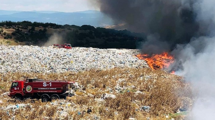 Ezine'de Çöplükte Yangın; Havadan ve Karadan Müdahale Ediliyor