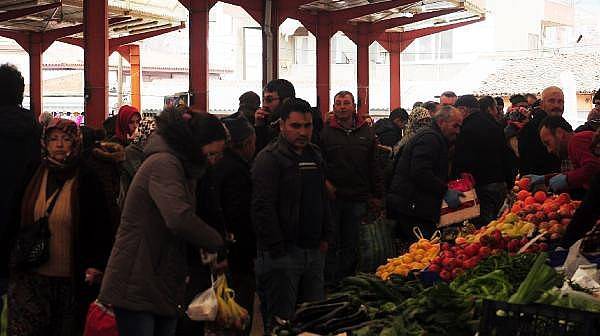 Bayramiç Pazarı, Koronavirüse Rağmen Dolup Taştı
