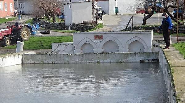 Kazdağları Eteklerindeki Köyün Her Yerinden Su Çıkıyor