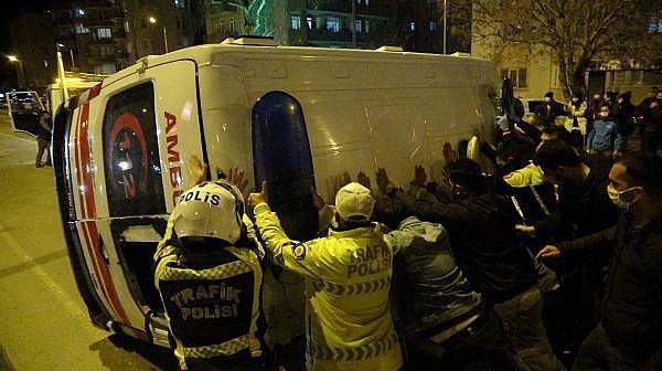 Çanakkale'de Hasta Taşıyan Ambulansla Taksi Çarpıştı: 5 Yaralı