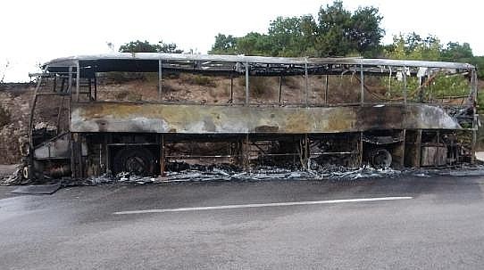 Motoru Tutuşan Yolcu Otobüsü Kül Oldu, Alevler Ormana Sıçradı