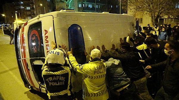 Ambulans İle Taksinin Çarpışma Anı Kamerada