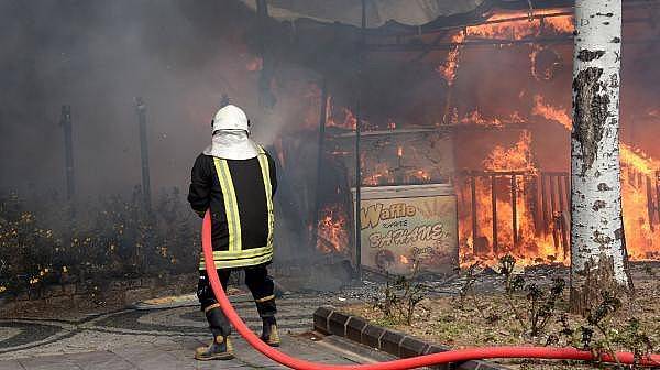 Kafede Çıkan Yangın Yandaki Binalara Sıçradı