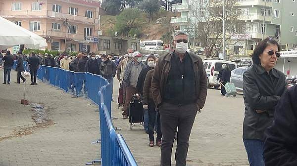 Bayramiç İlçe Pazarında Önlemler Artırıldı, Kuyruk Uzadı