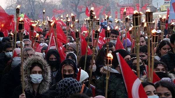 Çanakkale Deniz Zaferi'nin 107'nci Yıl Dönümünde Meşaleler, 'Çanakkale Şehitleri' İçin Yandı