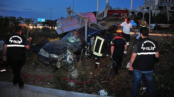 Çanakkale Yol Tabelasına Çarpan Aracın Sürücüsü Öldü