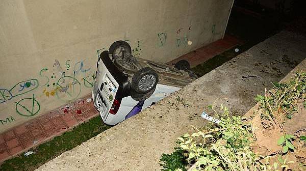Otomobil İle Çarpışan Hafif Ticari Araç Sitenin Bahçesine Düştü: 3 Yaralı