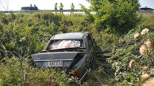 Şarampole Devrilen Otomobildeki Baba Yaralandı, Oğlu Öldü