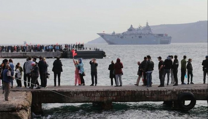 TCG Anadolu Çanakkale Boğazı'nda Vatandaşları Selamladı 