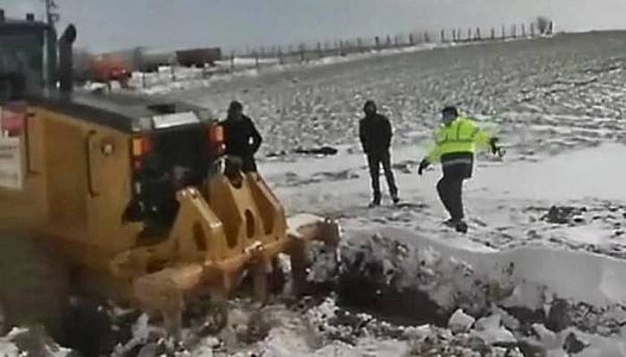 Greyderi Kurtarma Çalışmasında Traktörler de Kara Saplandı